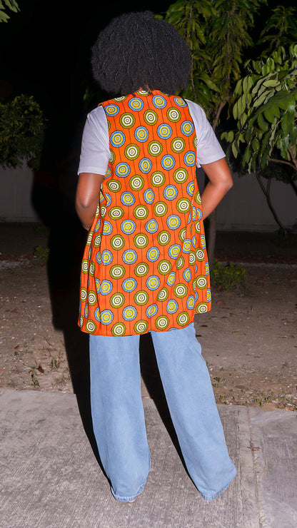 Chaleco largo reversible confeccionado con tela africana Ankara en tonos naranja y azul, hecho en Ecuador