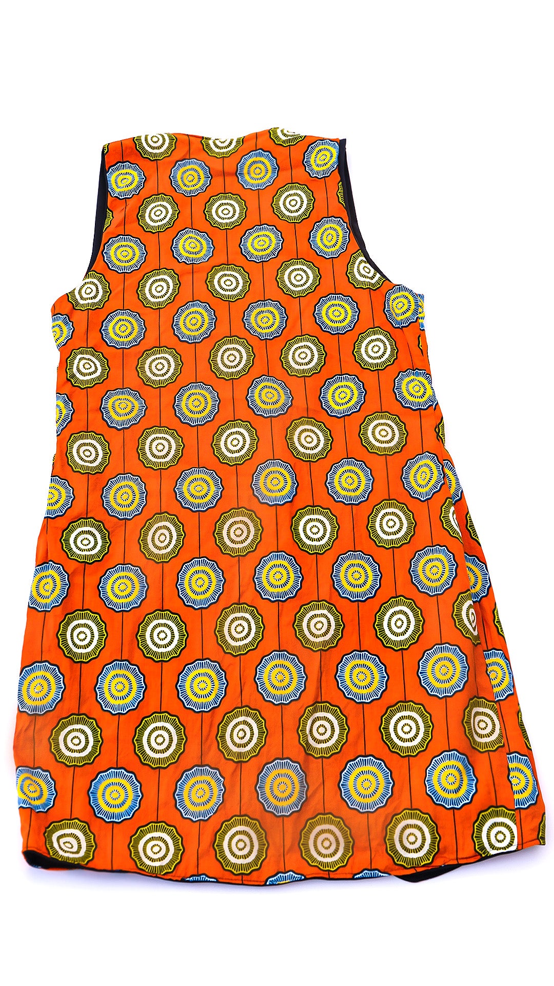 Chaleco largo reversible confeccionado con tela africana Ankara en tonos naranja y azul, hecho en Ecuador