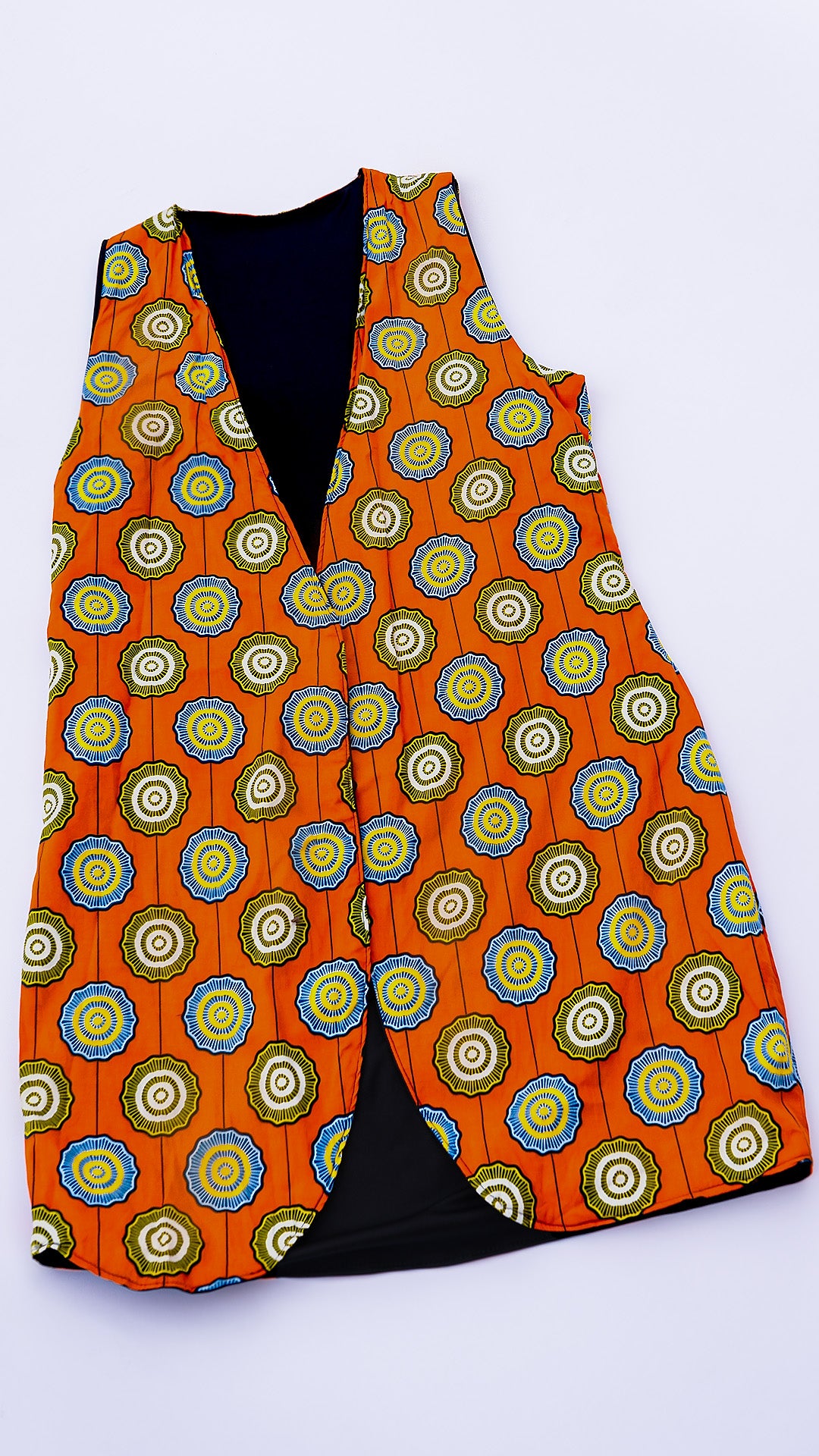 Chaleco largo abierto para mujer, ropa africana en tela Ankara color naranja con patrones circulares azules, marca Anila Afrocreaciones